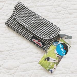 NWT houndstooth Kavu wallet